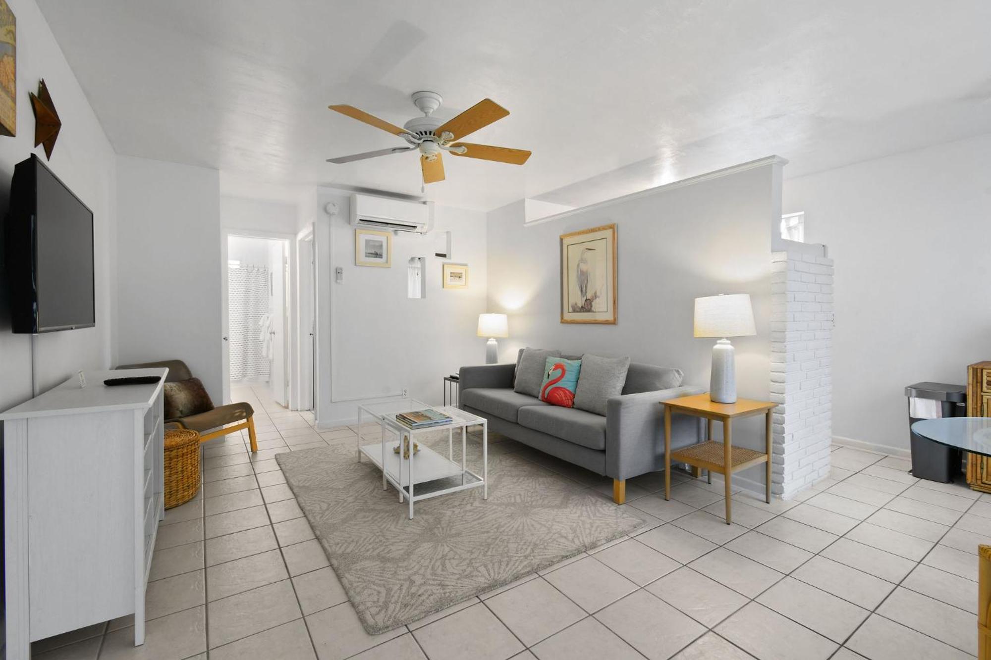 Sunshine Shores Boutique Apartments Палм Бийч Шорс Екстериор снимка