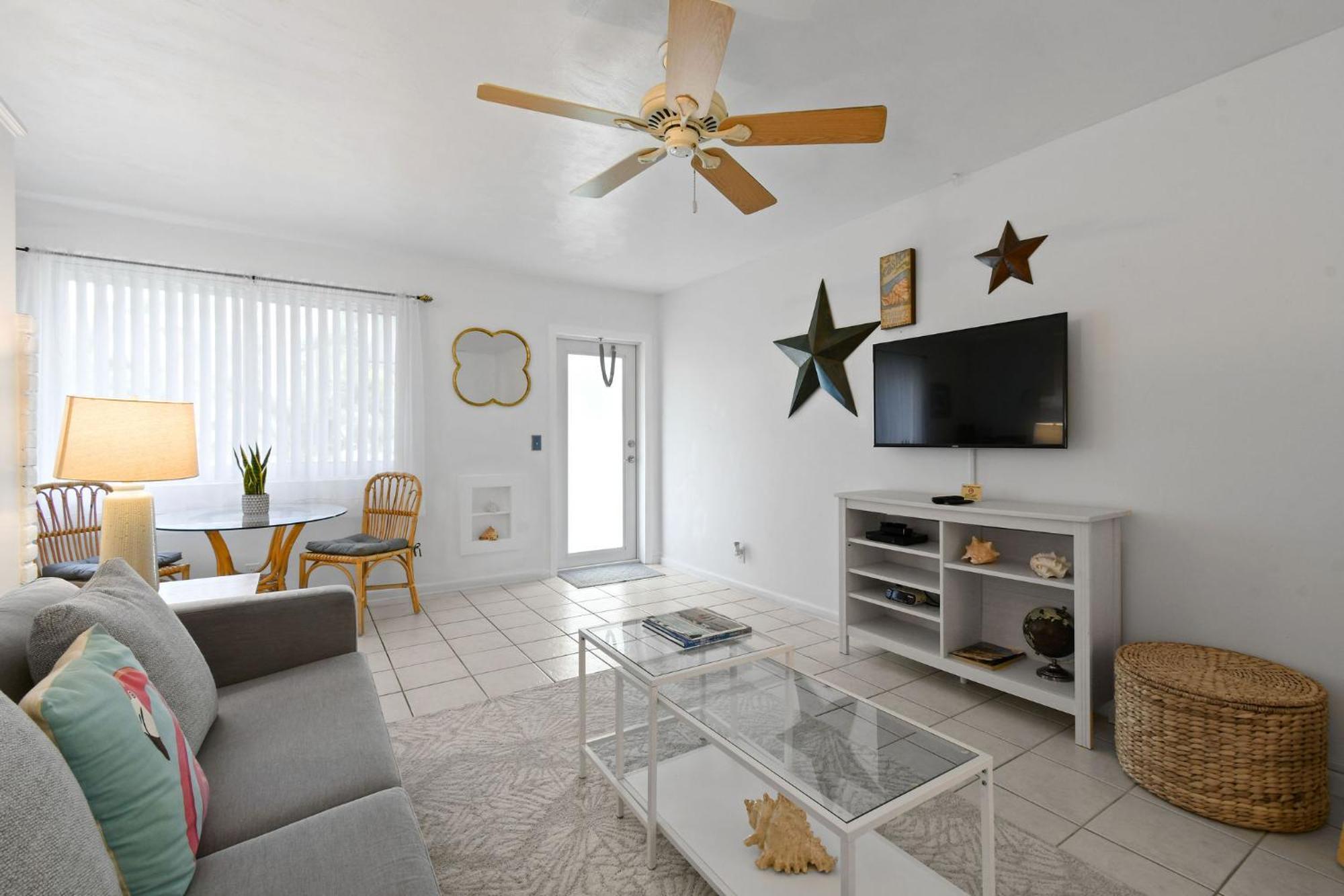 Sunshine Shores Boutique Apartments Палм Бийч Шорс Екстериор снимка