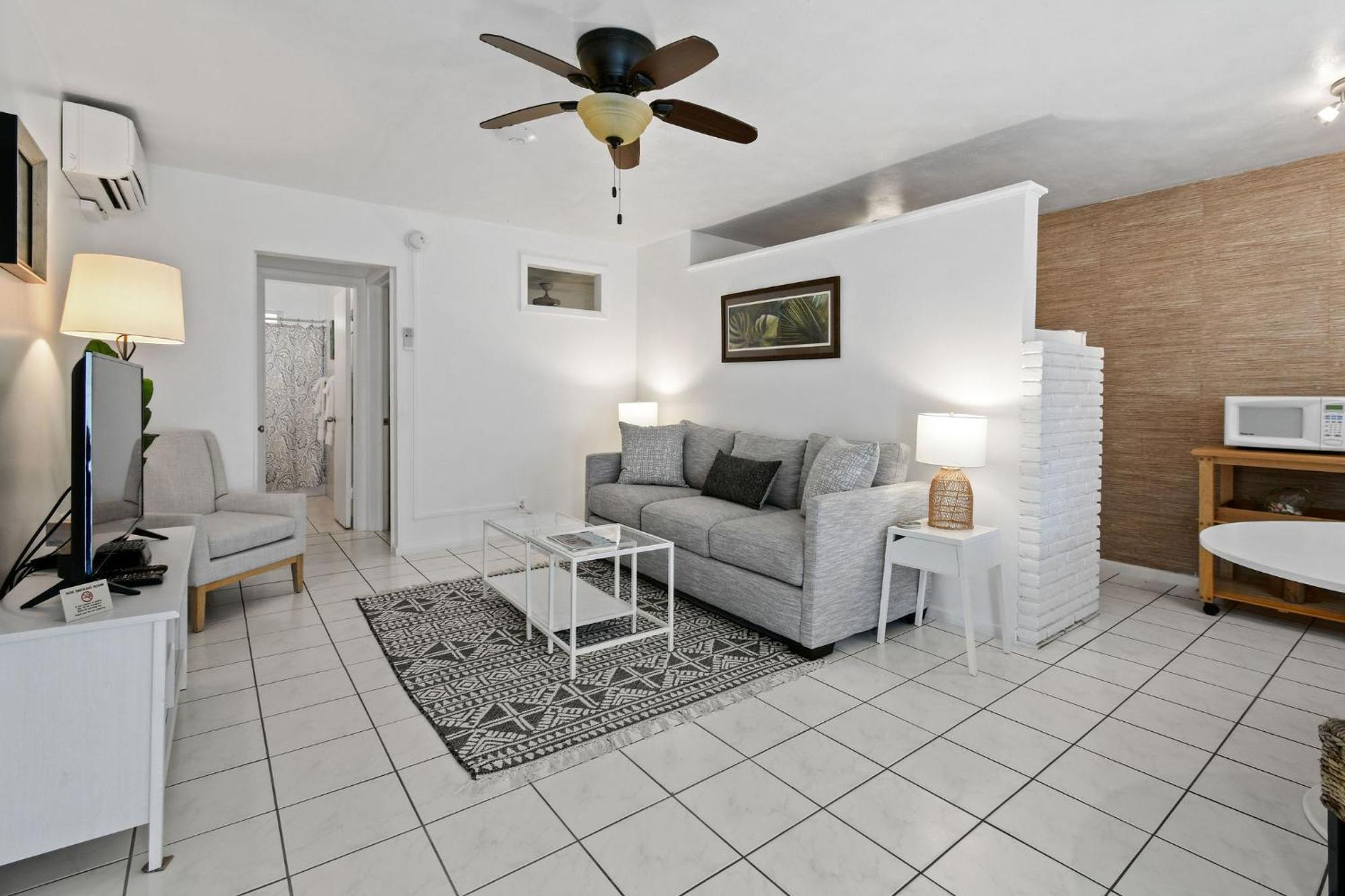 Sunshine Shores Boutique Apartments Палм Бийч Шорс Екстериор снимка