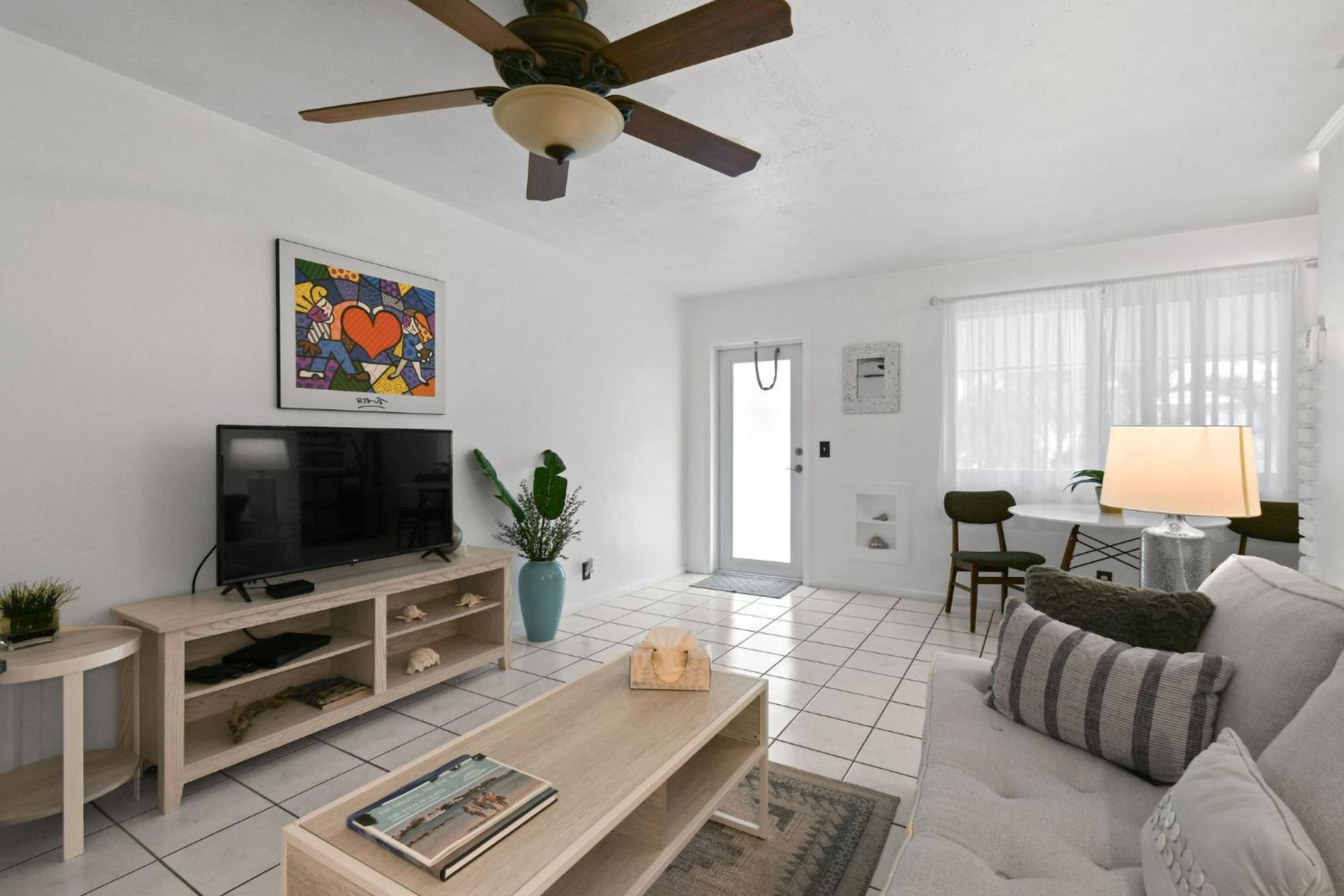 Sunshine Shores Boutique Apartments Палм Бийч Шорс Екстериор снимка