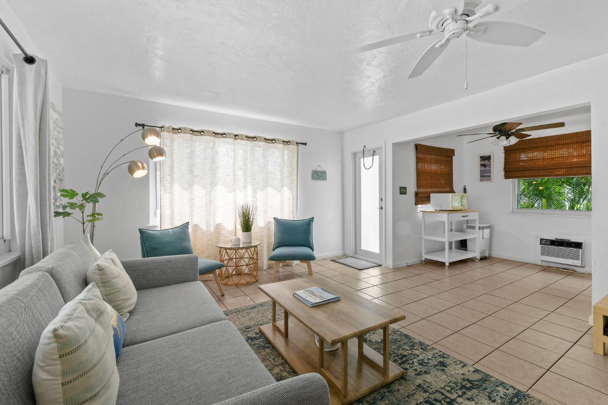 Sunshine Shores Boutique Apartments Палм Бийч Шорс Екстериор снимка
