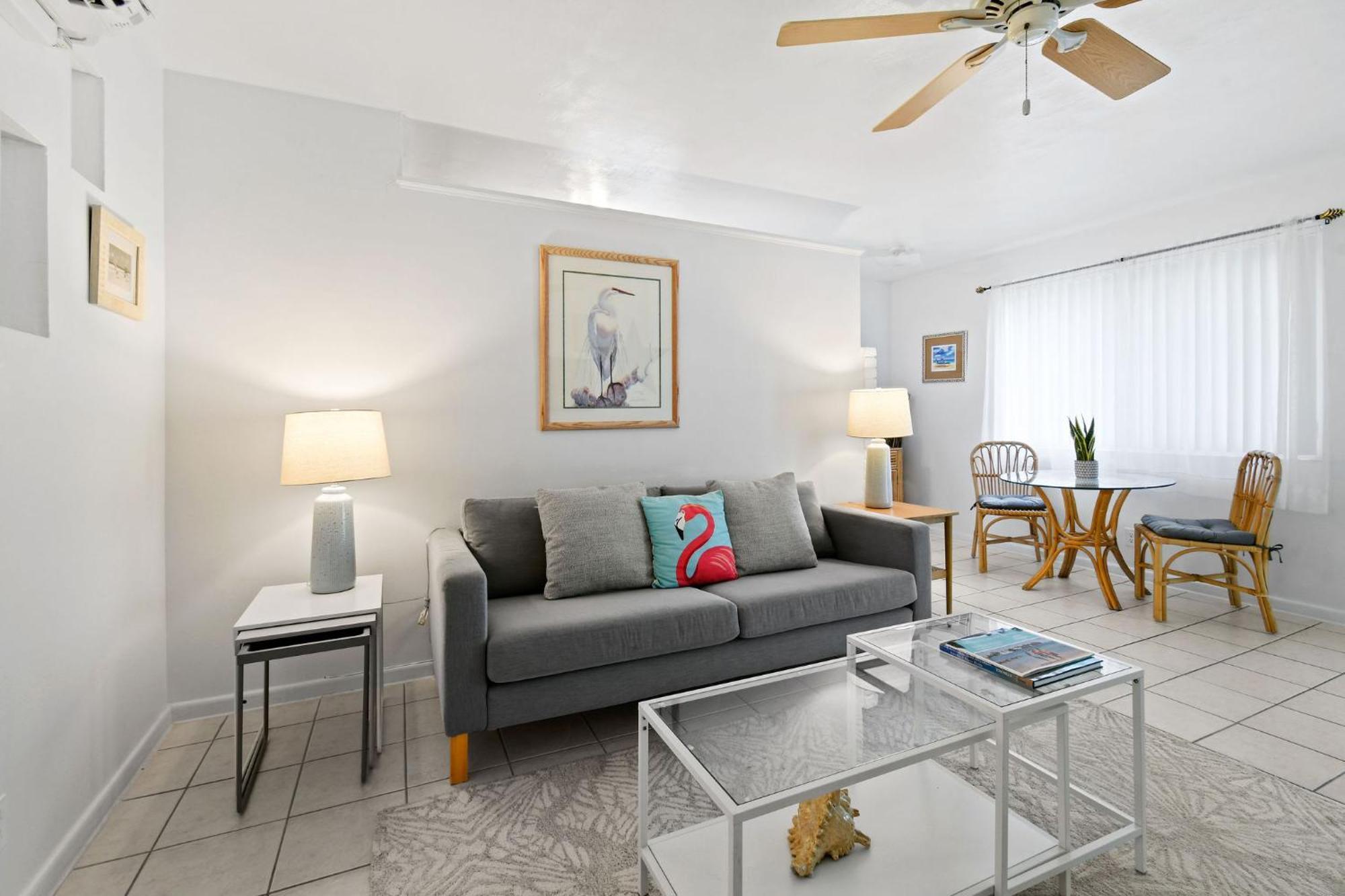 Sunshine Shores Boutique Apartments Палм Бийч Шорс Екстериор снимка
