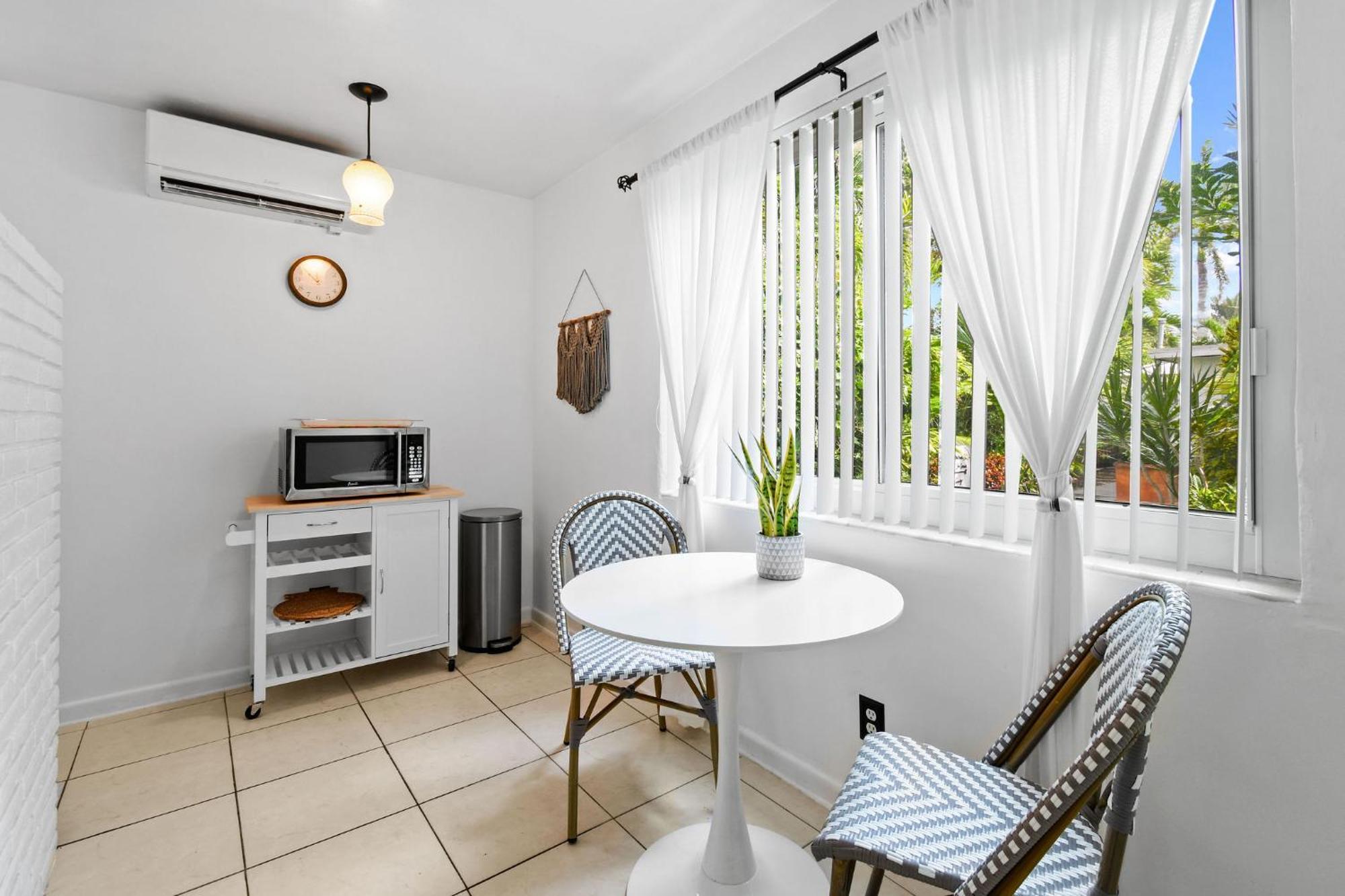 Sunshine Shores Boutique Apartments Палм Бийч Шорс Екстериор снимка
