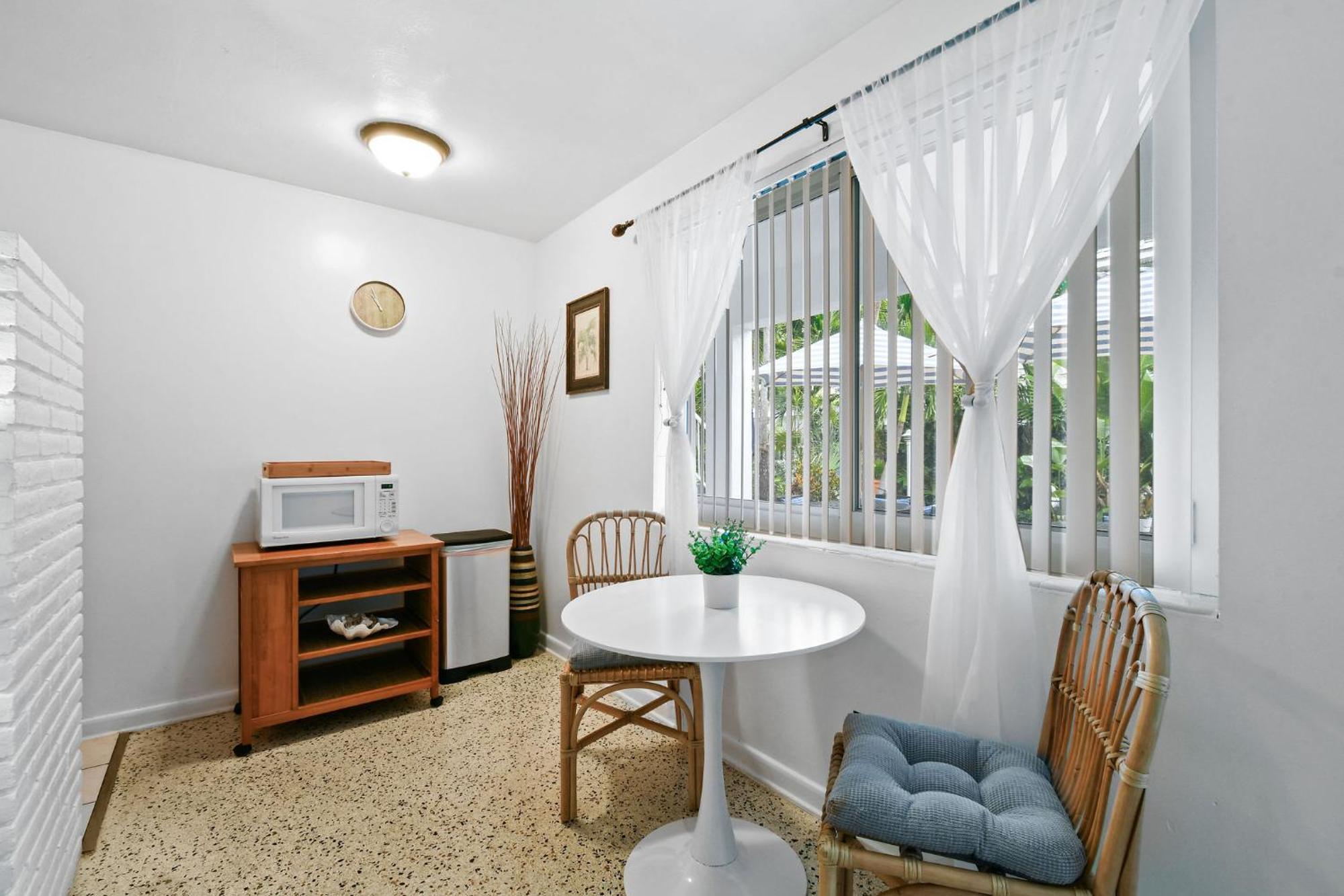 Sunshine Shores Boutique Apartments Палм Бийч Шорс Екстериор снимка