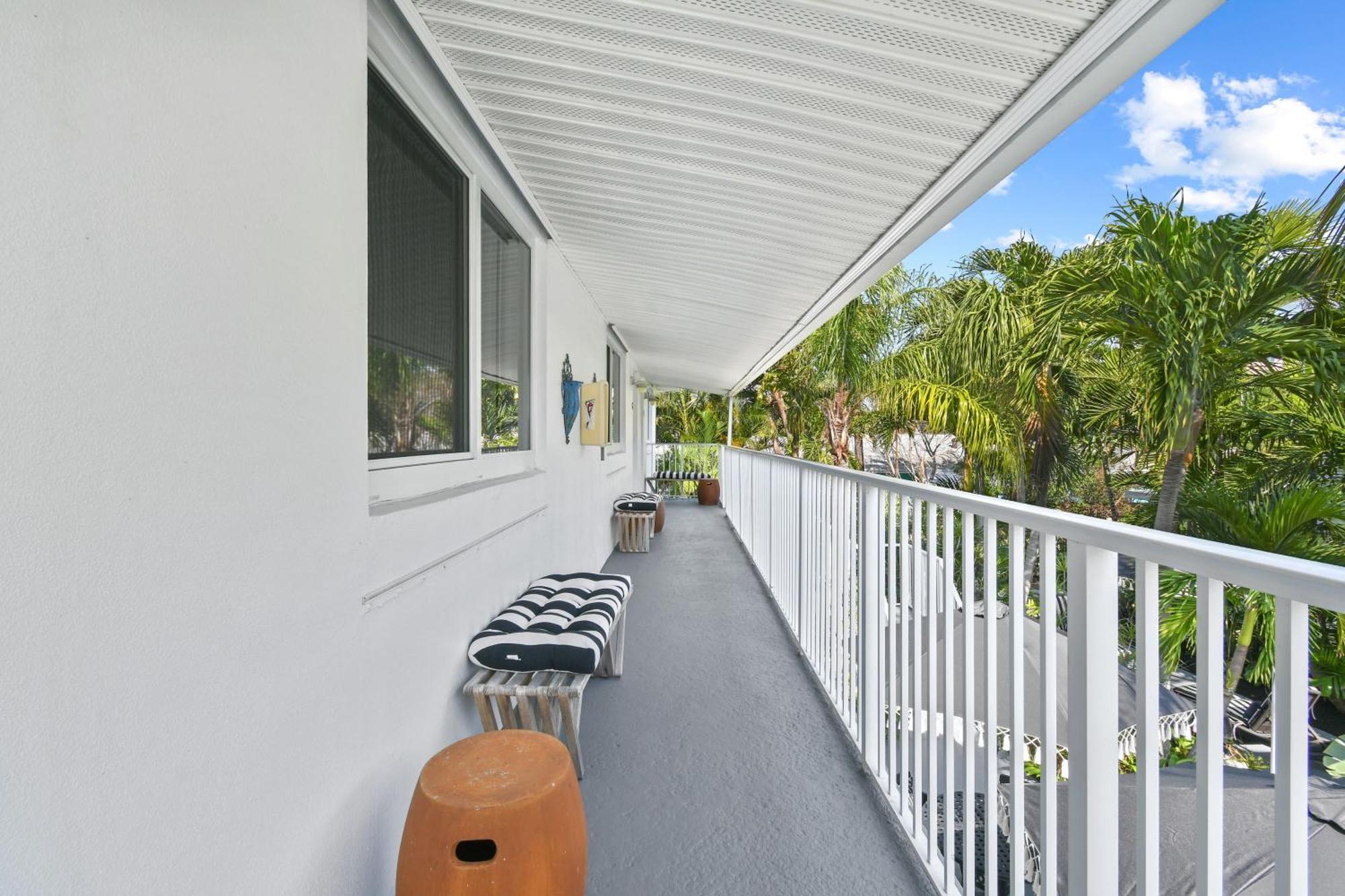 Sunshine Shores Boutique Apartments Палм Бийч Шорс Екстериор снимка