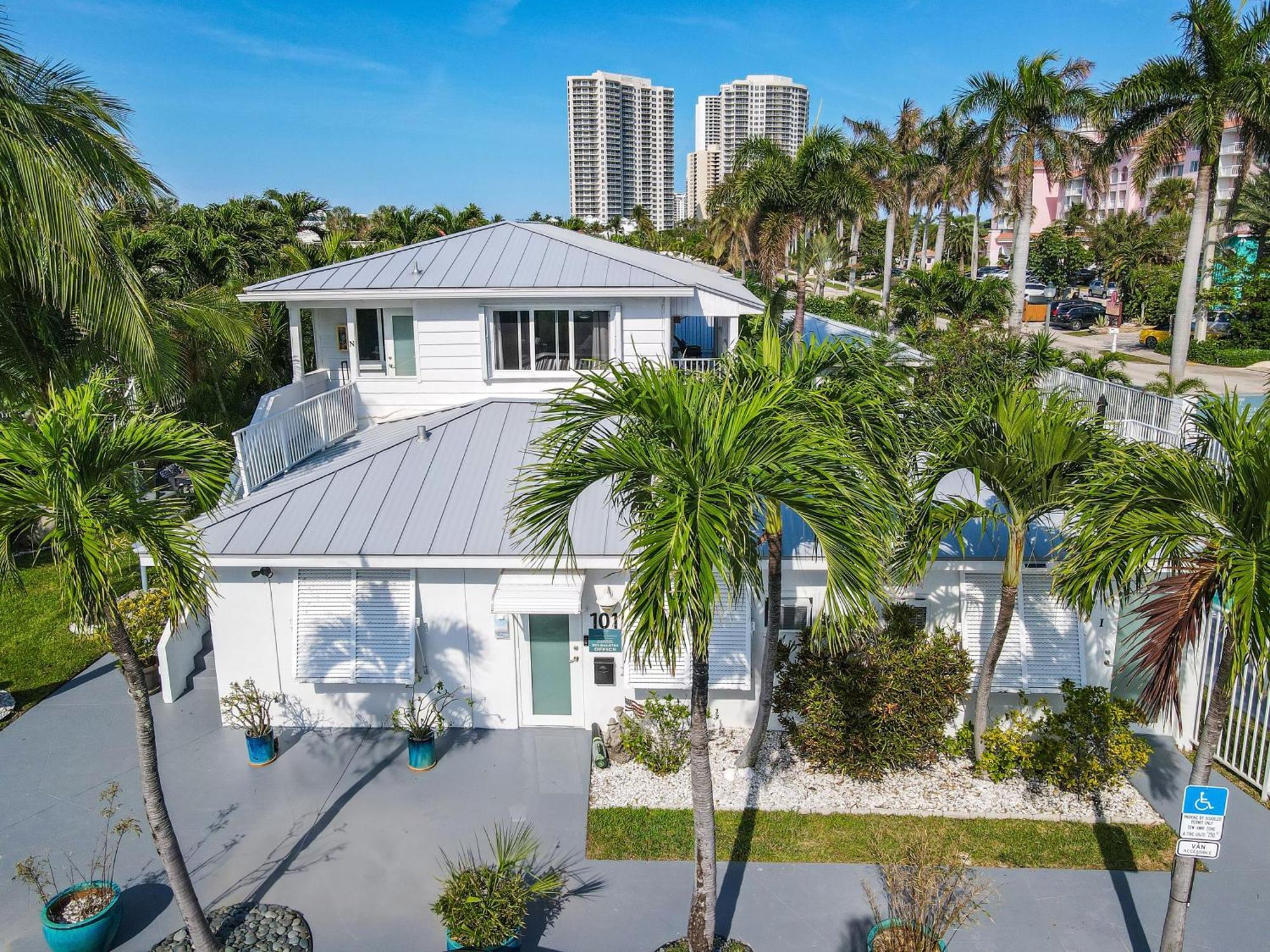 Sunshine Shores Boutique Apartments Палм Бийч Шорс Екстериор снимка